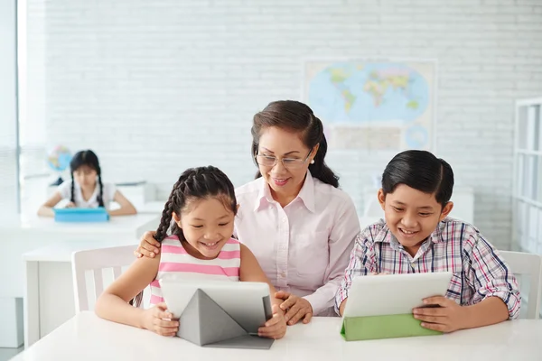 Niños que tienen lección de Geografía —  Fotos de Stock