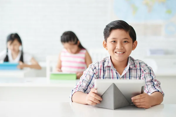 Dziecko do szkoły z komputera typu tablet — Zdjęcie stockowe