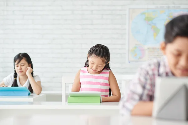 Schoolmeisje geconcentreerd op het werk — Stockfoto