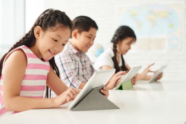 tablet bilgisayarda uygulama kullanan kız