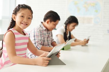 tablet bilgisayar ile kız