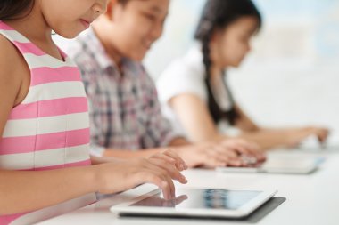 liseli kızlar sınıfta tablet bilgisayar kullanarak