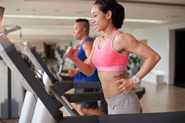 İnsanlar spor kulübü treadmill koşu