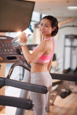 spor salonunda taze su içme kız