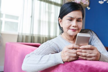 kanepe ve metin iletisi gönderme üzerinde oturan kadın