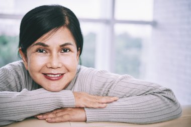 Gülümseyen kadın kameraya bakıyor.