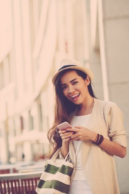 kadın kısa kentsel sokakta mesaj