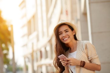 kadın elinde smartphone ile