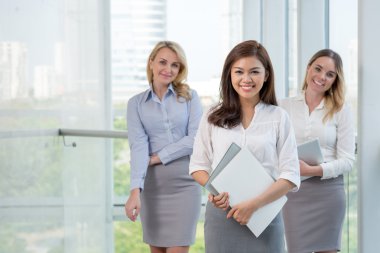 iş Bayan takım önünde ayakta