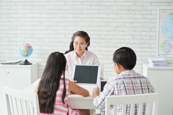 Leraar iets weergegeven op Tablet PC-scherm — Stockfoto