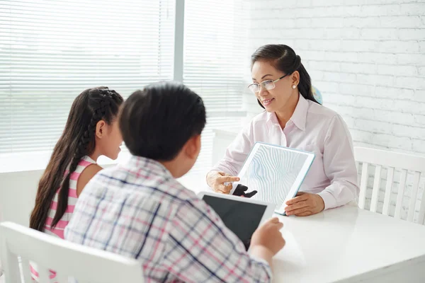 Leraar met behulp van digitale tablet wanneer Les — Stockfoto