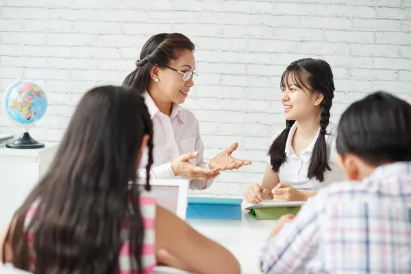 Enseignant et écolière pratiquant le dialogue — Photo