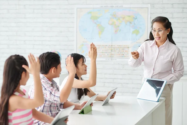 Alla barn i klassen som höjer händerna upp — Stockfoto