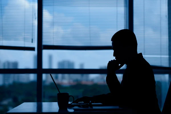 Affärsman som funderar över idén i office — Stockfoto