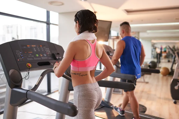 Gente deportiva corriendo en el gimnasio — Foto de Stock