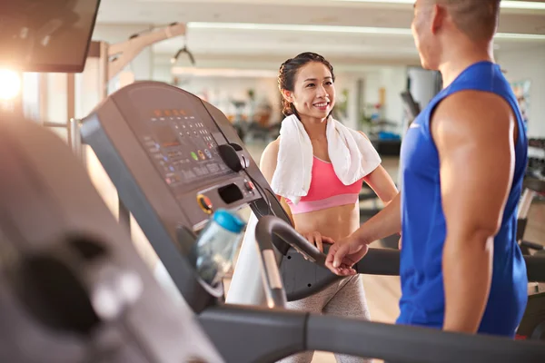 Frau flirtet mit Sportler im Fitnessstudio — Stockfoto