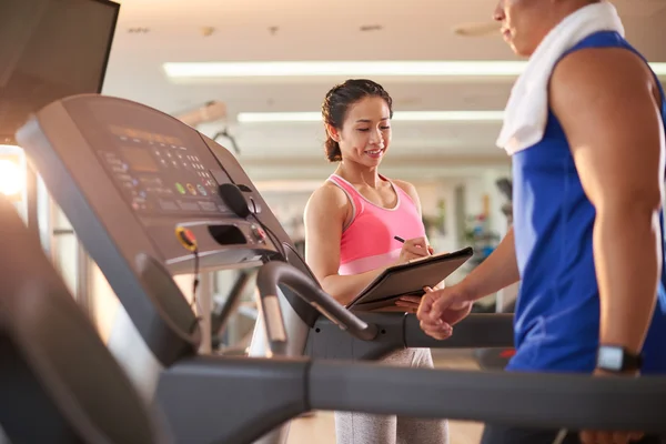 Deportista escritura plan de entrenamiento para el cliente —  Fotos de Stock