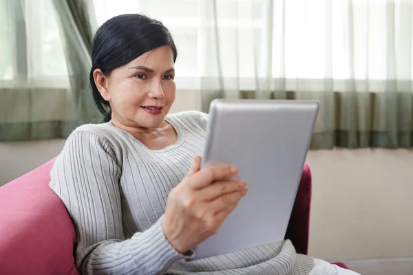 Wanita membaca buku di komputer tablet — Stok Foto