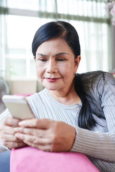 Señora utilizando la aplicación en el teléfono inteligente — Foto de Stock