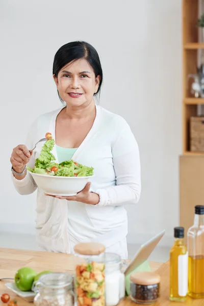 Woman eating healthy salad — Stock Photo, Image