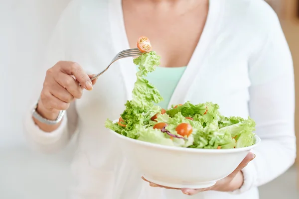 Frau genießt Salat und Tomaten — Stockfoto