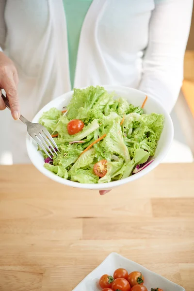 Frau hält große Schüssel Salat in der Hand — Stockfoto