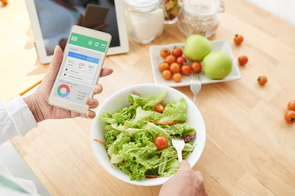 Mulher checando informações nutricionais e calorias — Fotografia de Stock