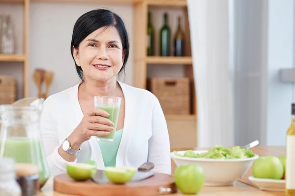 Kobieta z szklanką świeżego smoothie — Zdjęcie stockowe