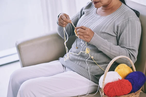 Mujer tejiendo en casa — Foto de Stock