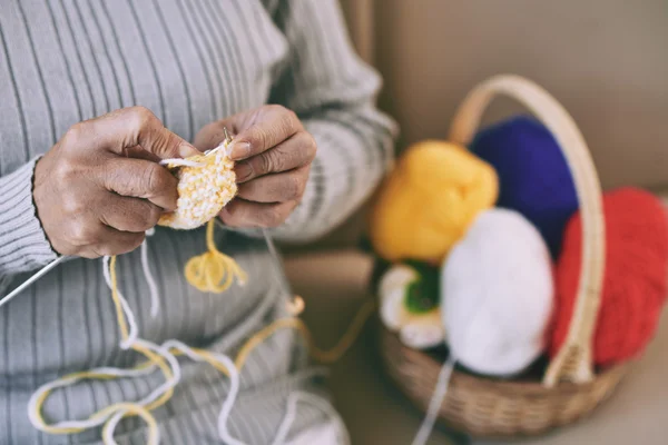 Женщина наслаждается вязанием дома — стоковое фото
