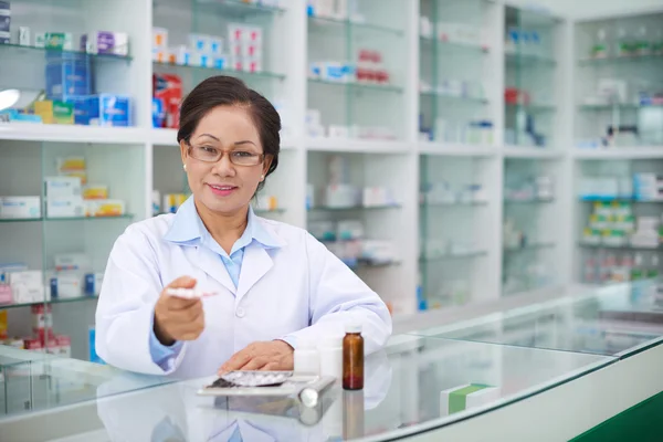 Farmacéutico que da la mejor medicación — Foto de Stock