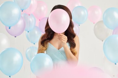 balonun önünde yüz tutan kadın