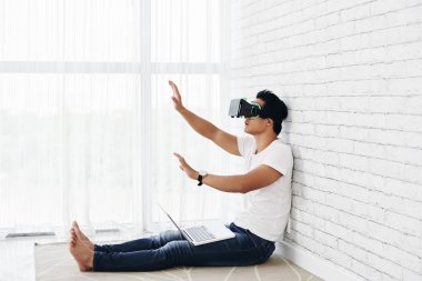 adam sanal gerçeklik deneyimleri