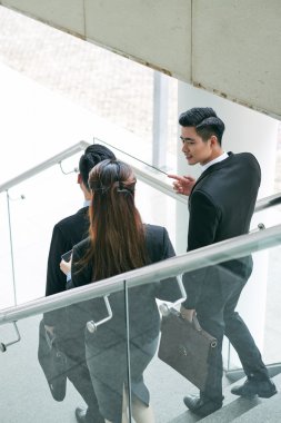 İş adamları projeyi tartışıyor