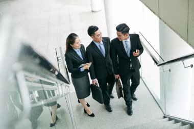 iş adamları merdiven konuşuyor