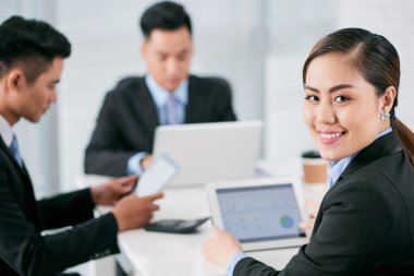 Kameraya bakarak iş kadını