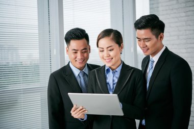 Dijital tablet kullanarak iş adamları