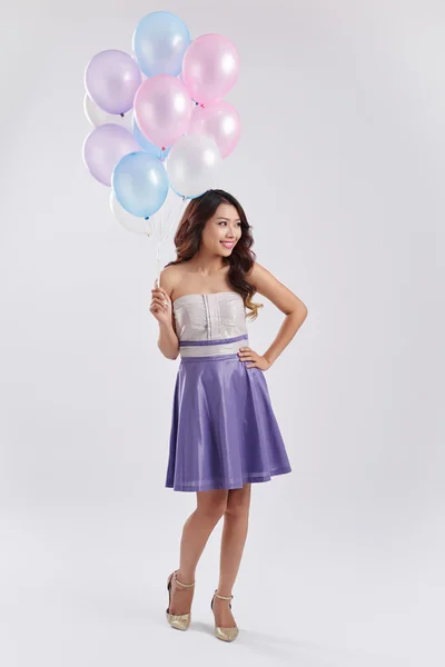 Dame mit vielen bunten Luftballons — Stockfoto
