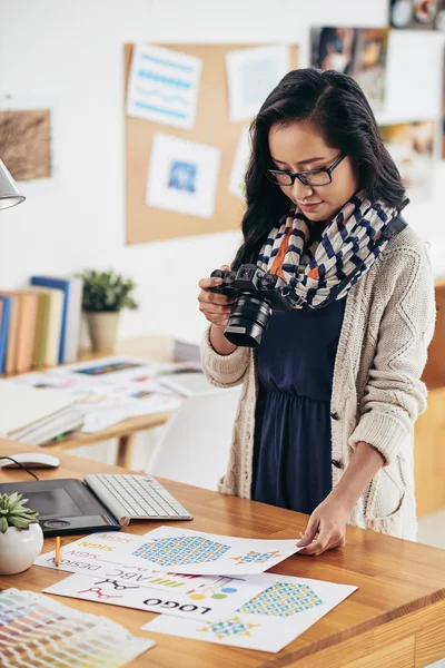 Designer photographing samples on tablet — Stock Photo, Image