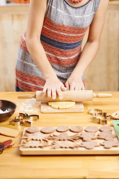 Frau rollt Teig für Plätzchen aus — Stockfoto