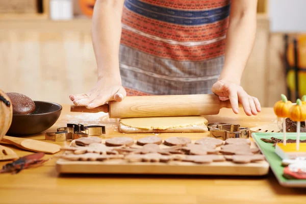 Жінка робить печиво на Хеллоуїн — стокове фото