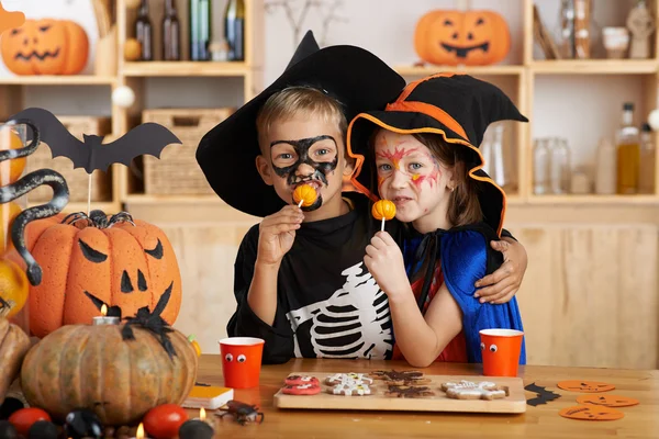 Irmão e irmã em trajes de Halloween — Fotografia de Stock