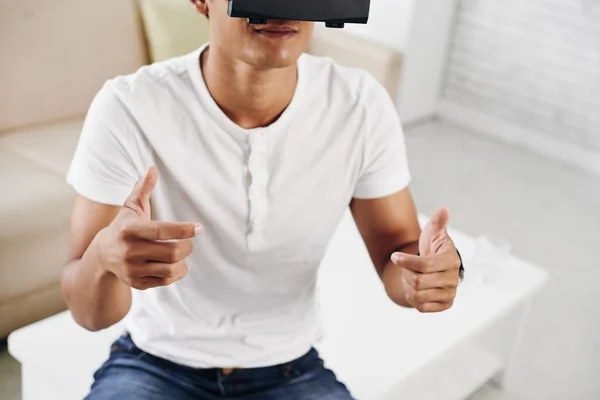 Hombre jugando juego en gafas VR — Foto de Stock