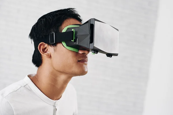 Hombre en auriculares de realidad virtual —  Fotos de Stock