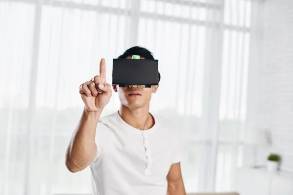 Hombre en gafas VR pulsando el botón —  Fotos de Stock