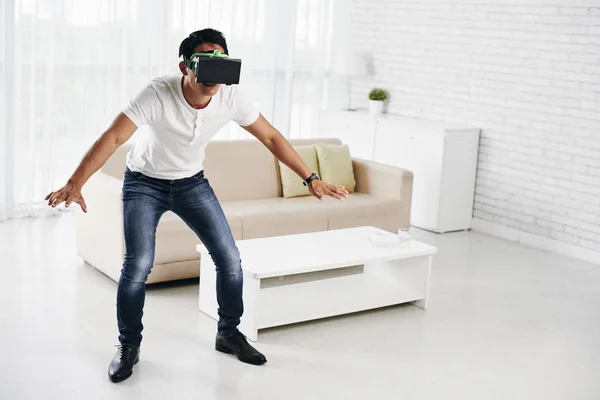 Chico disfrutando de la realidad virtual — Foto de Stock