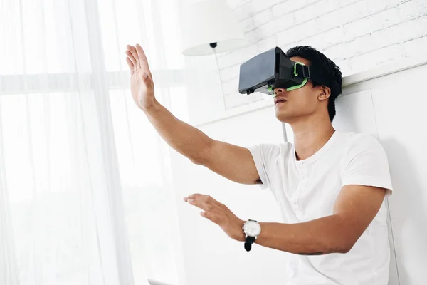 Hombre en VR auriculares tocando objetos —  Fotos de Stock