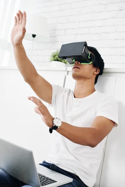 Hombre prueba gafas VR — Foto de Stock