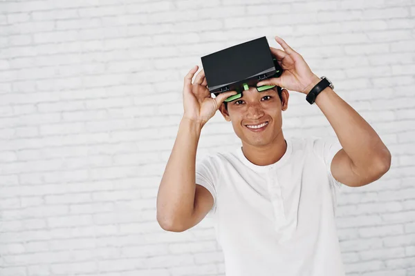 Hombre con gafas VR mirando a la cámara — Foto de Stock