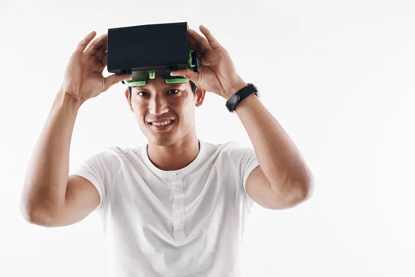 Hombre en gafas VR mirando a la cámara — Foto de Stock